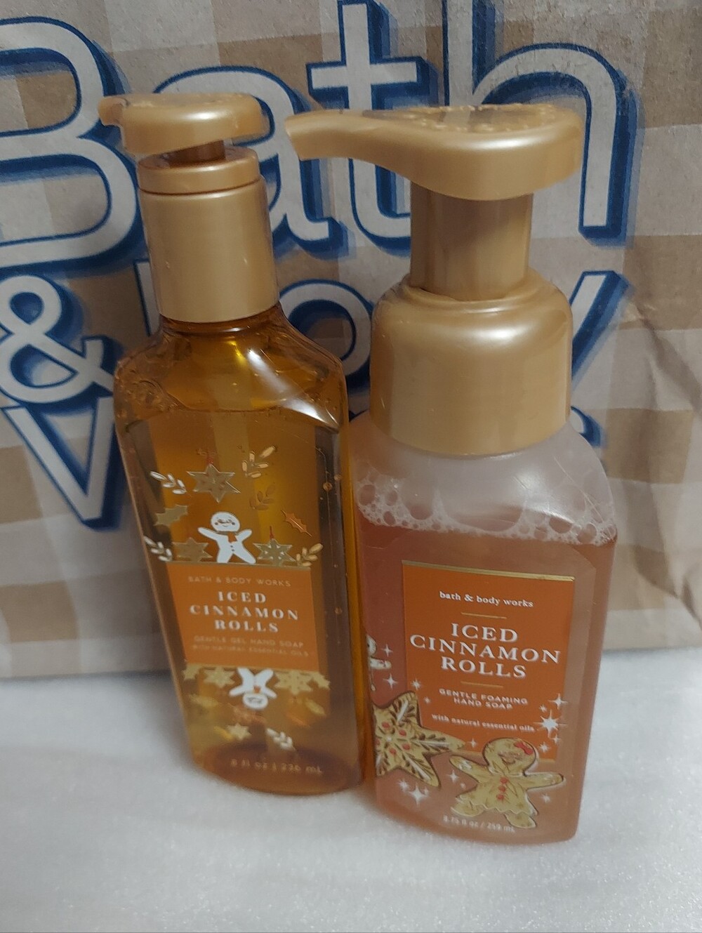 Iced cinnamon rolls soaps by bath and body works × 2